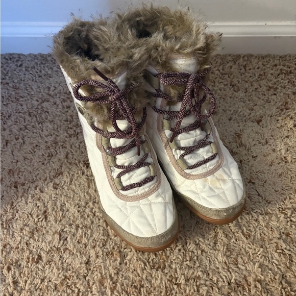 Columbia Shoes - Columbia Minx Shorty III Women’s 6 snow boots